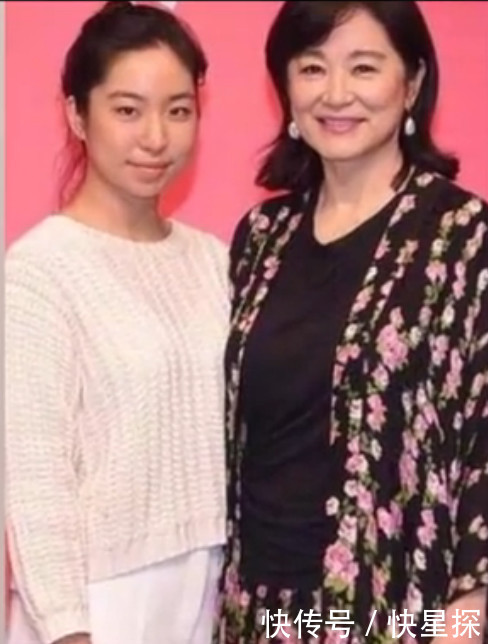 林青霞牵手23岁大女儿亮相,两个女儿没有一个遗传到妈妈的美貌