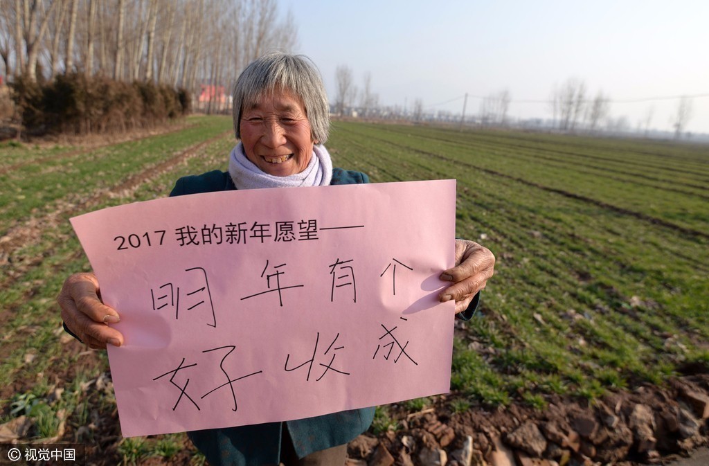 图为村民张春娥展示她的新年愿望.