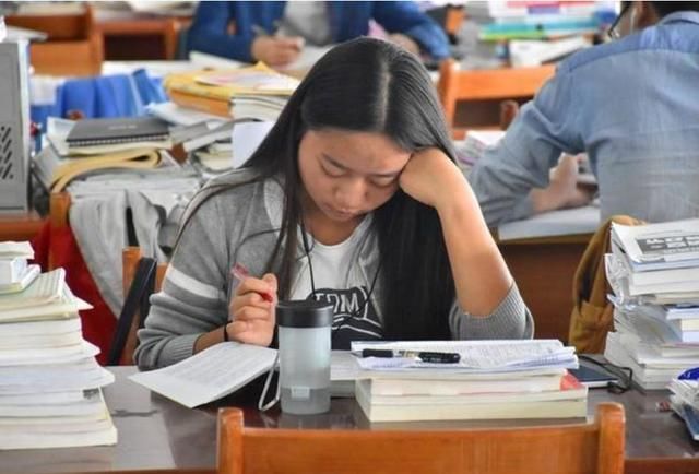 女大学生考研率最高的四个专业,金融学排第四跟套路女生的图片