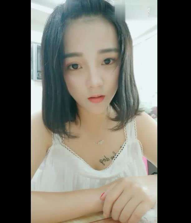 90后漂亮女孩晒性感纹身, 走红网络, 网友: 想去学纹身了