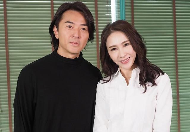 51岁郑伊健与老婆约会,狂风吹乱长发,友人相伴不影响两人恩爱