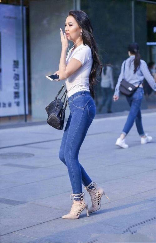 街拍 美女最尴尬的是丰满的上身使得短袖露出肚脐,真是一言难尽