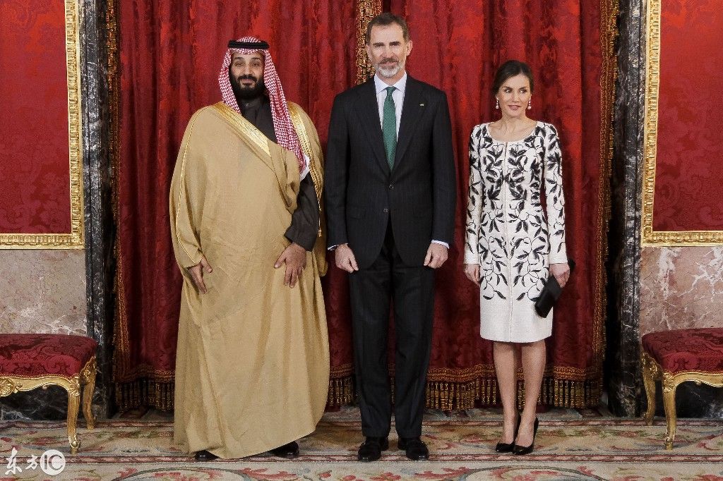西班牙国王夫妇在皇宫宴请沙特王储 王后莱蒂齐亚气质