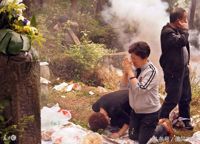 白日梦游,解读在坟地里搬碑的梦境预兆 白日梦游,解读在坟地里搬碑的梦境预兆