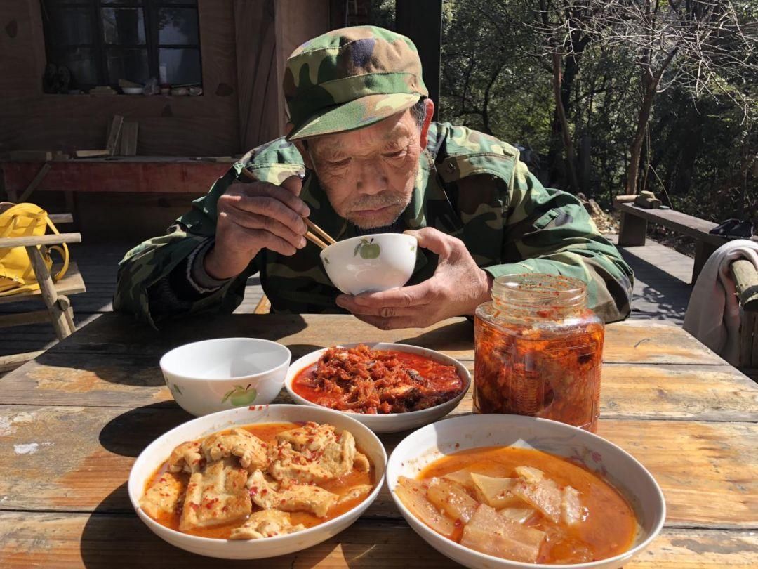 一个人吃年夜饭!在海拔600多米的古田山上,他过了10个