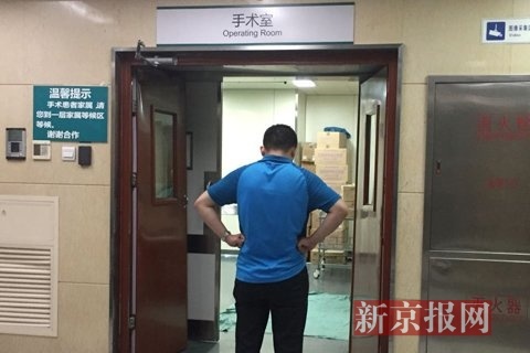 一名家属在手术室门口等待.新京报记者 尹亚飞 摄