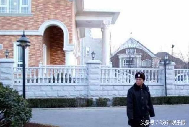 2,据凤凰房产2015年2月10日曝光,赵本山豪宅多得不计其数,而且豪华