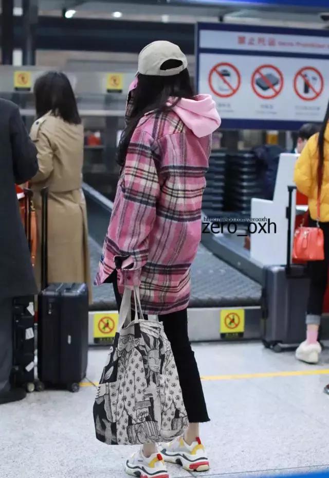 网友忍不住赞叹:这腿我服,杨幂北京飞泰国机拍,坏裤脚