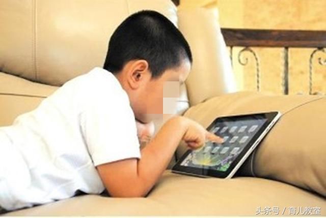 想要小孩别沾这些东西,大人要以身作则,别一坐下来就掏出