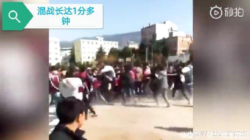 云南昭通某中学数十名初中生在操场上打群架, 场面激烈, 堪比大片