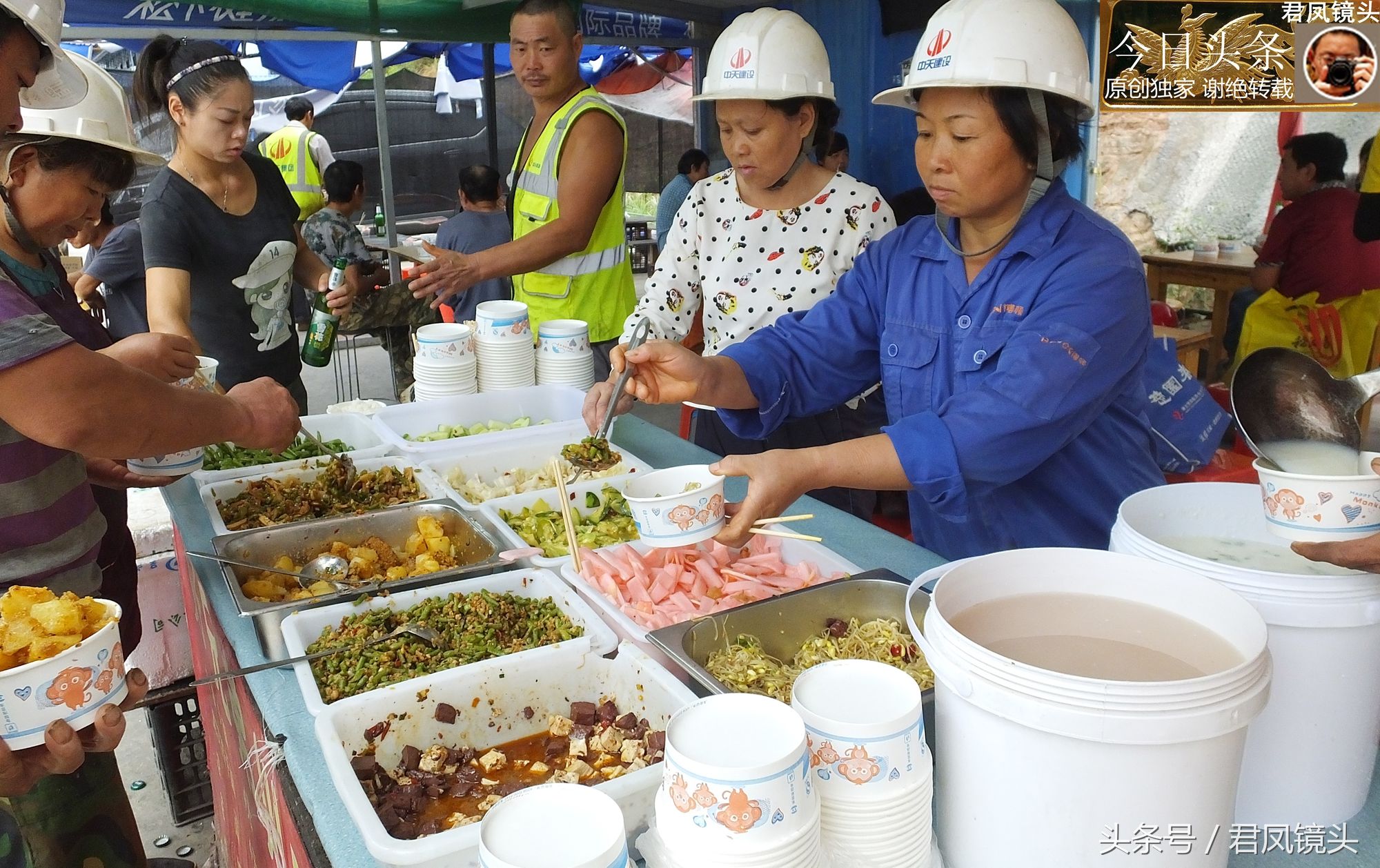 湖北宜昌:农民工在工地食堂吃自助餐,不限量,10菜2汤10元钱!