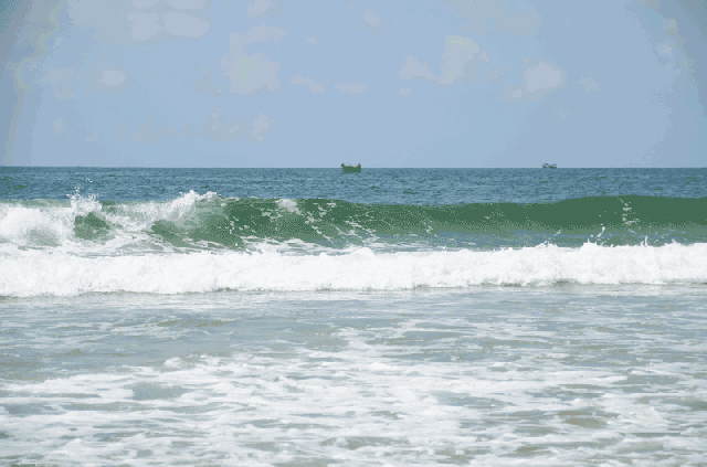 杭州女子海边散步,一个海浪把大姨妈拍