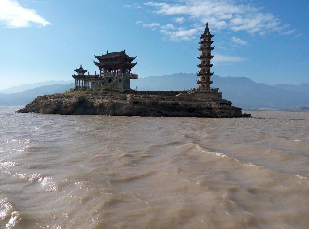 总面积不过1800平方米,与湖口县大孤山遥相呼应