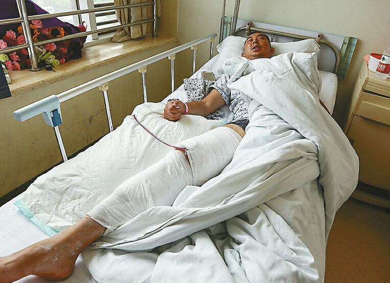 22日,杨震在医院接受治疗.