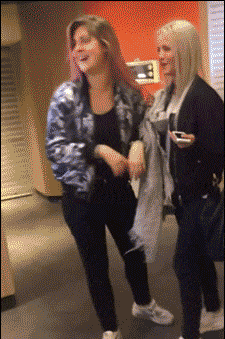 搞笑gif:妹子你腿上纹的是什么?跟了一路也没看出来,够霸气