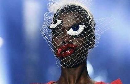 搞笑囧图内涵段子:老妈给的枕头突然裂开了,这里面都是啥?