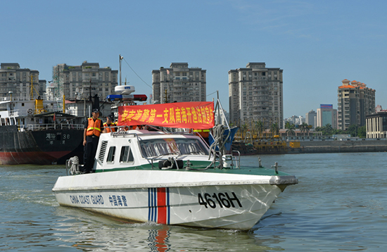 海南海警开展南海开渔前夕法治宣传