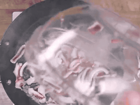 妈妈做的辣爆鱿鱼,香辣可口,看一眼就有食欲,刚上桌就