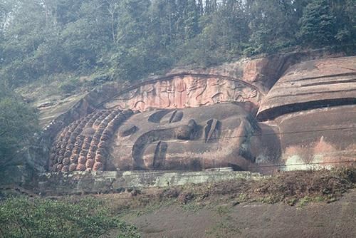 在上个世纪80年代,乐山大佛在国内成了名,很多人都想来这里惨败一下