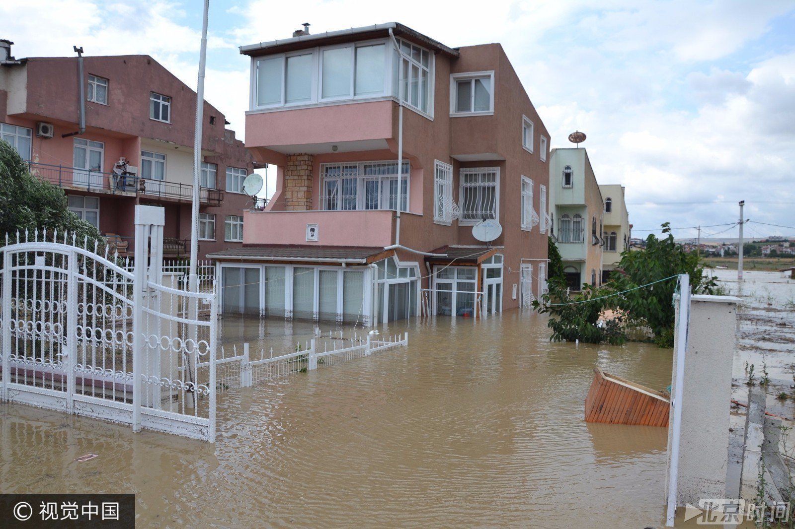 暴雨导致地铁停运,多条道路完全被积水覆盖,变成了"河道,路面汽车被