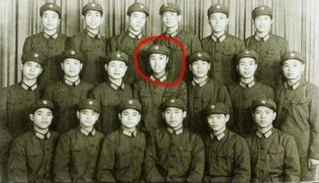 张克莎,原名张克沙,1962年出生于辽宁大连一个高干家庭.