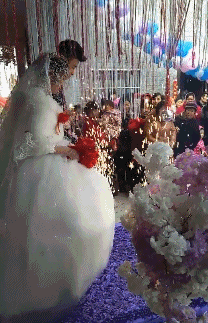 ▼新娘子只顾着高兴却没发现后院起火了