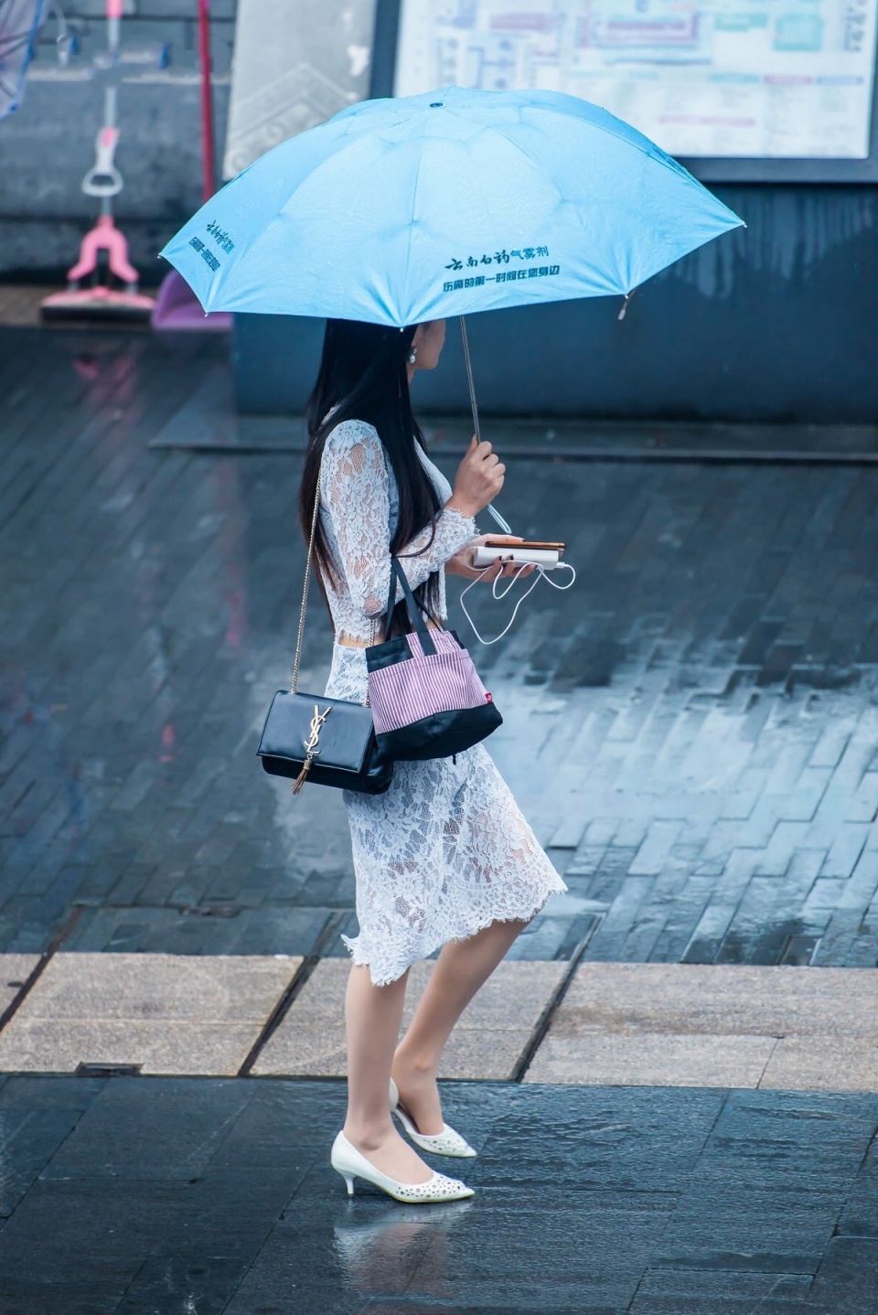 街拍:雨中撑伞的肉丝白高美女,蕾丝长裙尽显江南女子柔美