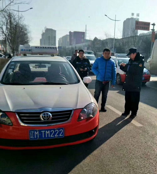 严厉打击"黑车"非法营运和出租车固定线路,固定站点非法拼客的违法