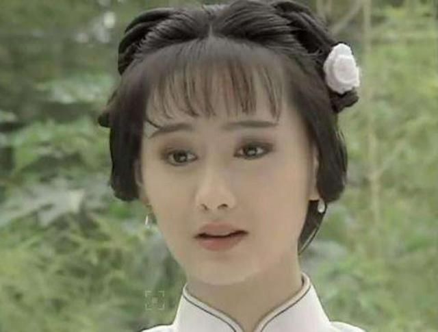 当然,还有和周星驰演的《师兄撞鬼》中,星爷的东西撒了一地,陈德容