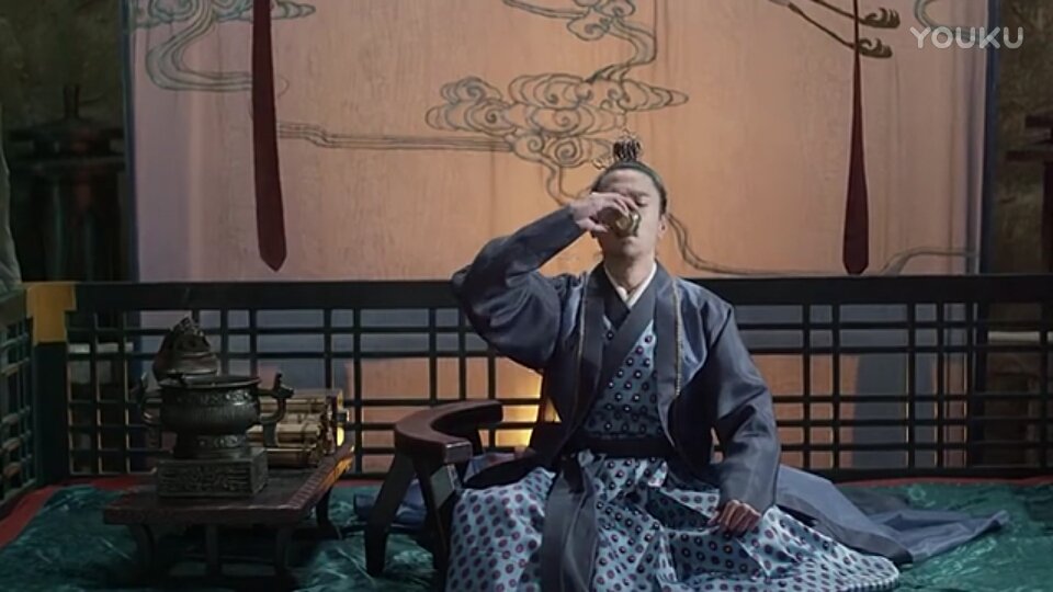 看着这幅图,给人一种墨渊正一人饮酒醉的感觉,此情此景又有不少网友要