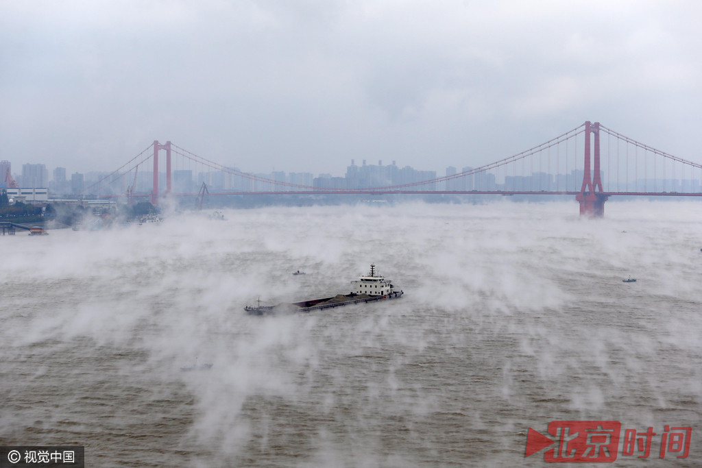 湖北武汉:寒潮来袭 长江江面烟波浩渺
