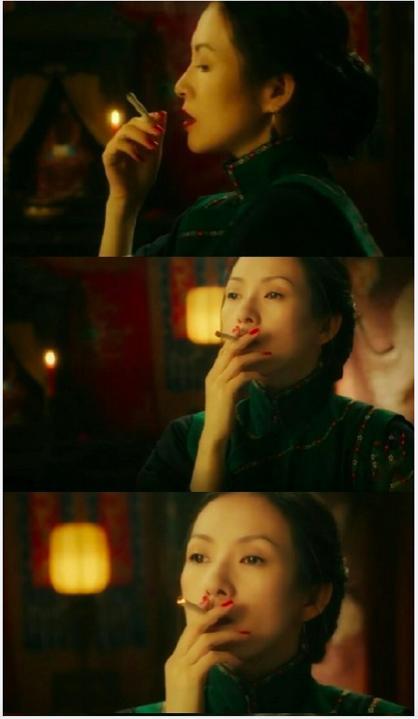影视剧中抽烟的九位女星,邱淑贞倪妮舒淇太撩,只有她画风不一样