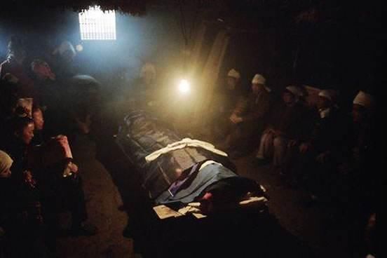 人死后家属守灵时,为什么要点上三根香,而且还不能灭?