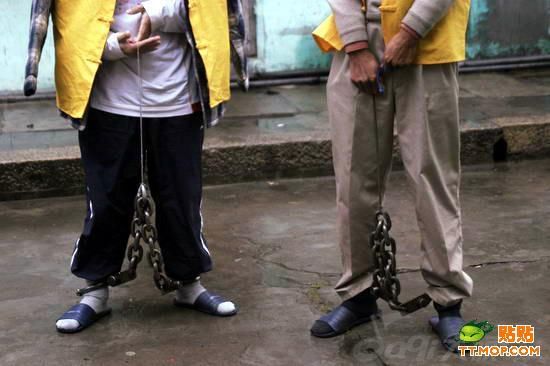 女孩手铐脚镣体验生活