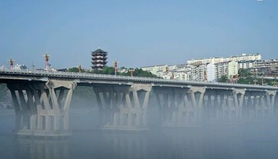 壮观!陕西安康雾锁汉江 好似海市蜃楼