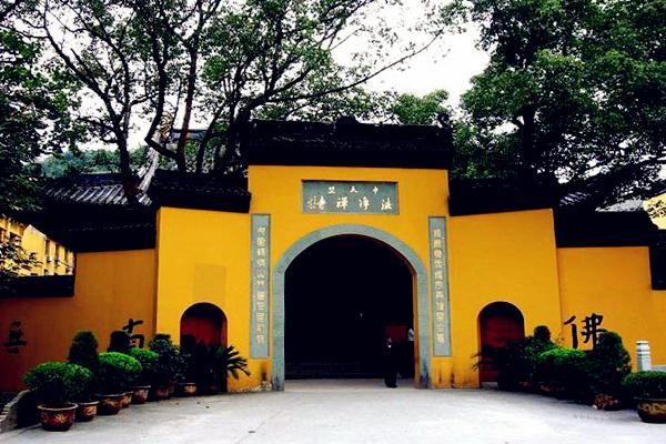 如今,这里是全中国只开了三家的安缦法云酒店,也是杭州最低调奢华的