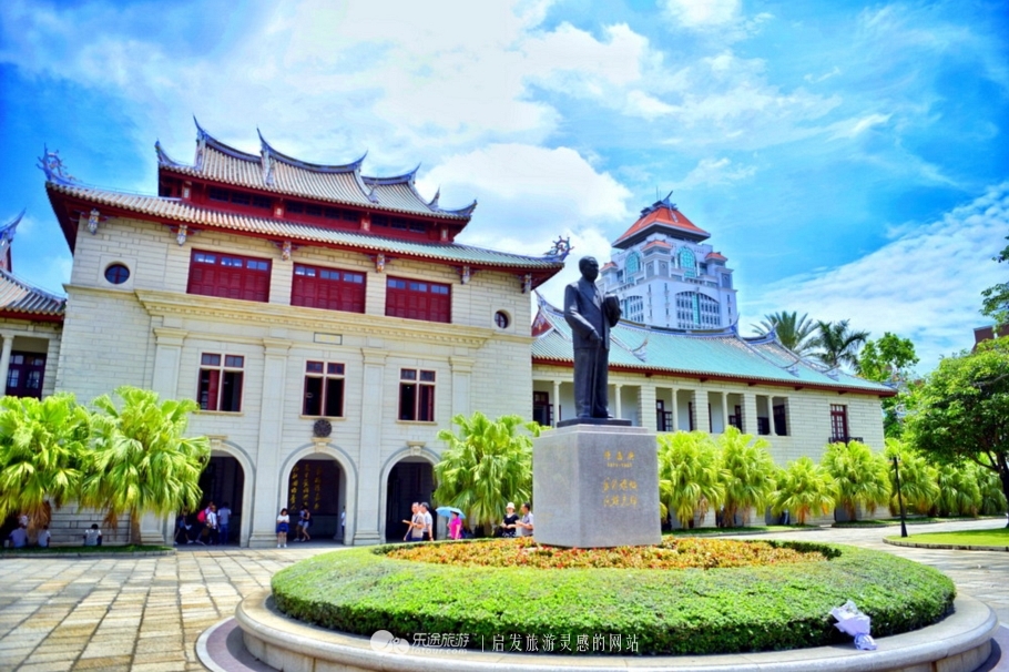 它是厦门大学建筑系师生自已设计,由五个相连的楼组成,位于风景秀丽的