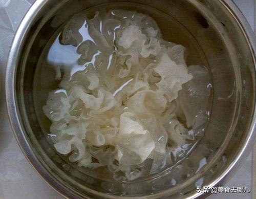 泡银耳用冷水还是用热水?做错了营养全浪费,很难煮出胶