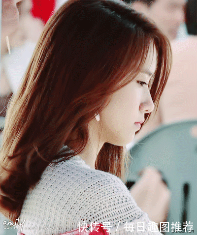 搞笑gif图片: 这样姑娘谁能忍心让她伤心