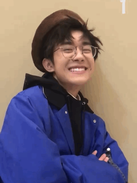 tfboys红毯合体!王源看着腿短了一大截,王俊凯连手指牙齿都好看