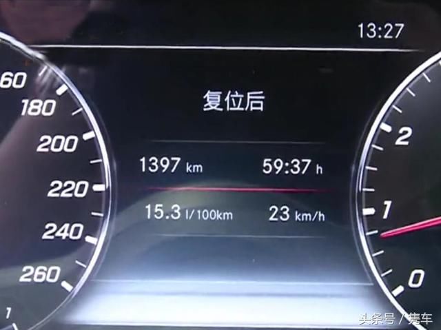 奔驰车底盘全是油,4s店草率处理车主不淡定了,贴上醒目的两个字