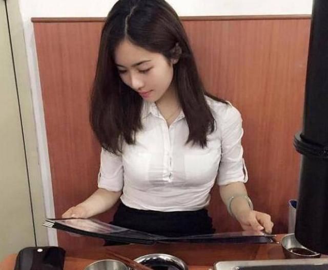 搞笑内涵:妹子,大早上的你背一荷包蛋上街,路人看到口水都流出来了
