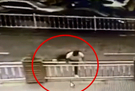 不料身体失衡,一头扎进栏杆缝中.