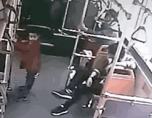 他瞬间恼怒,暴起抡着孩子,凶残地完成了一个过肩摔,将孩子狠狠地砸到