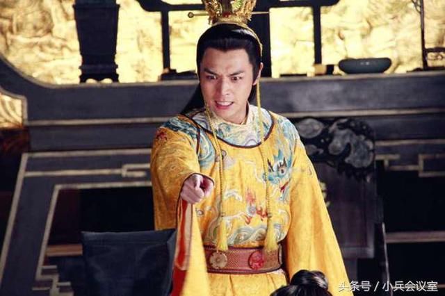 皇帝想废掉后,大臣坚决反对,皇帝无奈脱掉上衣