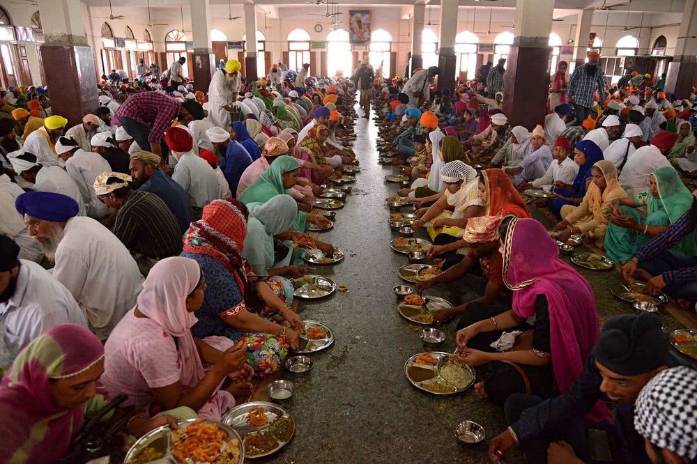 印度最大的免费食堂,每天10万人蹭饭,网友:看着就没食欲!