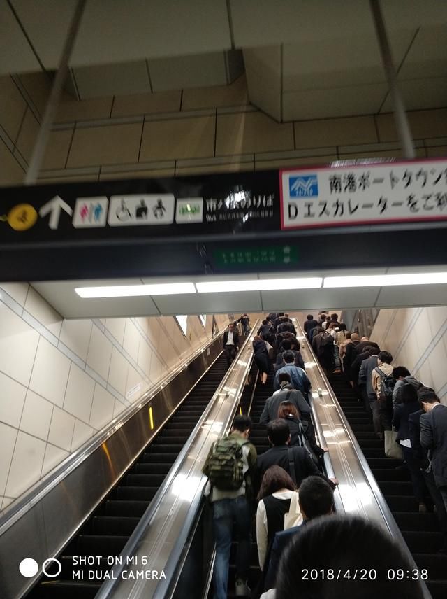 实拍日本地铁众生相,原来真实的和想象有区别
