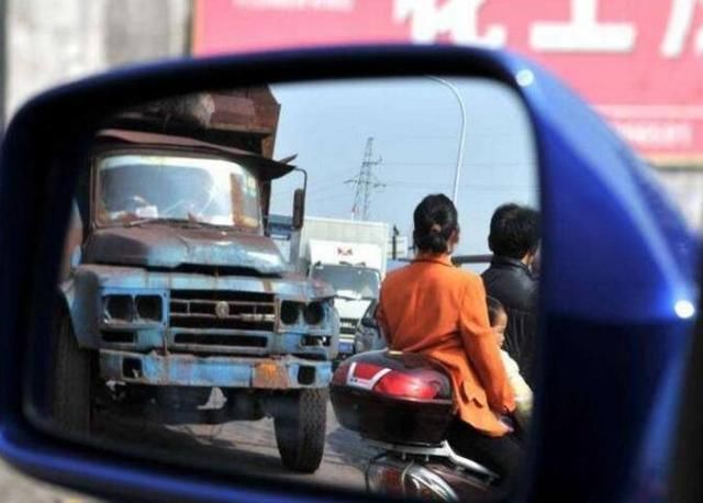 安全隐患三:匆忙变道,尤其是在高速,有很多司机不熟悉道路,到了下