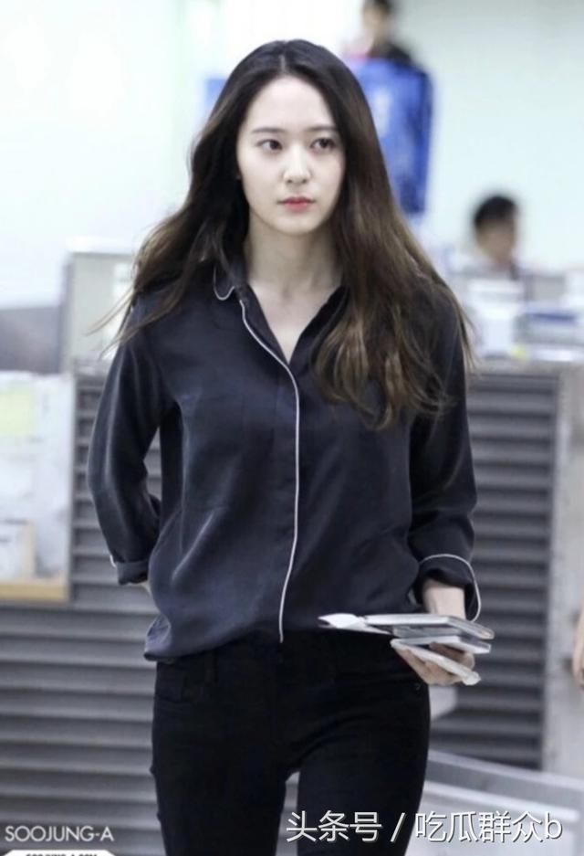女神郑秀晶新机场照,胖到认不出来,吓得默默放下手上的鸡腿!
