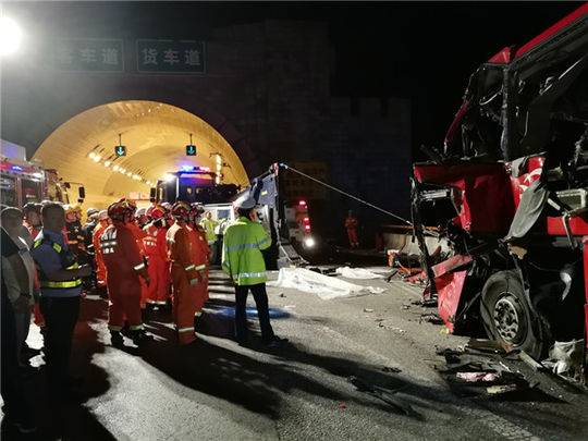 省境内京昆高速公路安康段秦岭1号隧道发生一起大客车碰撞隧道口事故